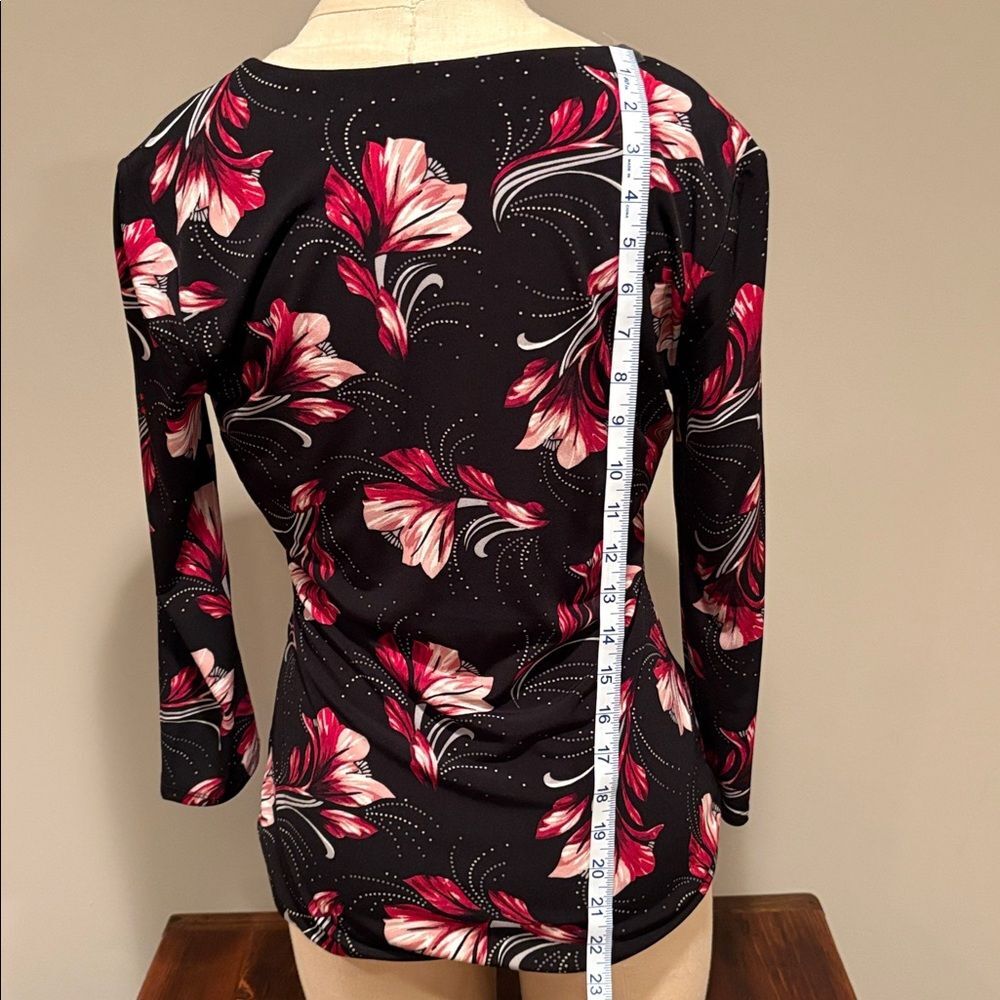 White House Black Market Floral Surplice V-Neck Top Size S - Picture 6 of 11